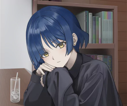 2K Quad HD PC wallpaper of Ryou Yamada (Bocchi the Rock!) — blue‑haired anime girl with yellow eyes resting her chin on folded knees by a bookshelf, a glass with a straw on the table.