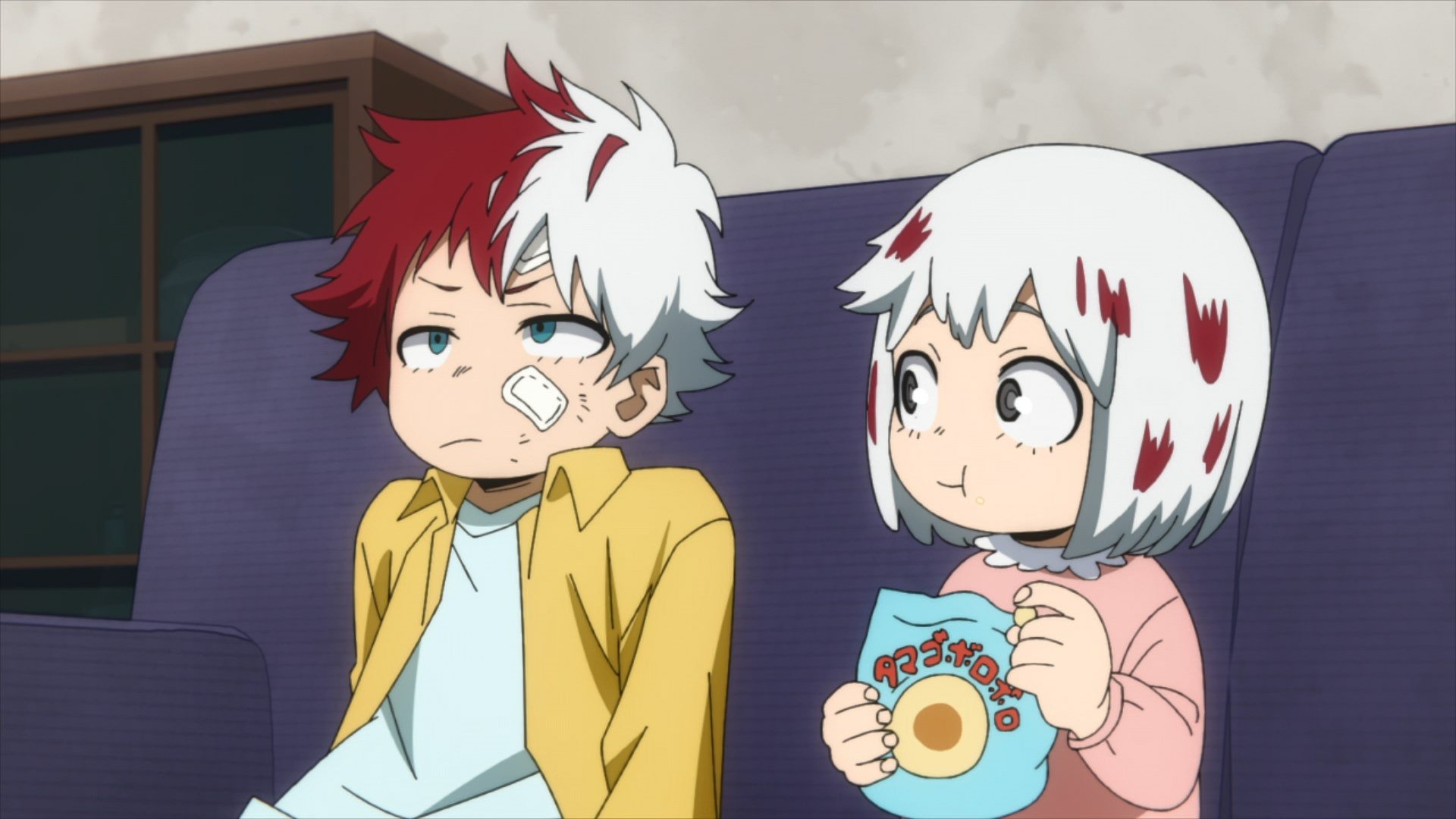 A scene from My Hero Academia featuring two characters sitting together on a couch, one with bandages and the other enjoying snacks, set as a HD desktop wallpaper.