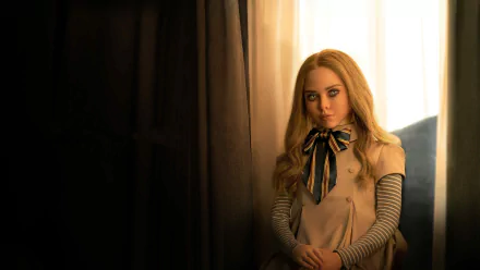 M3GAN movie portrait: eerie blonde doll gazes from a shadowed room — 4K Ultra HD PC desktop wallpaper and background.