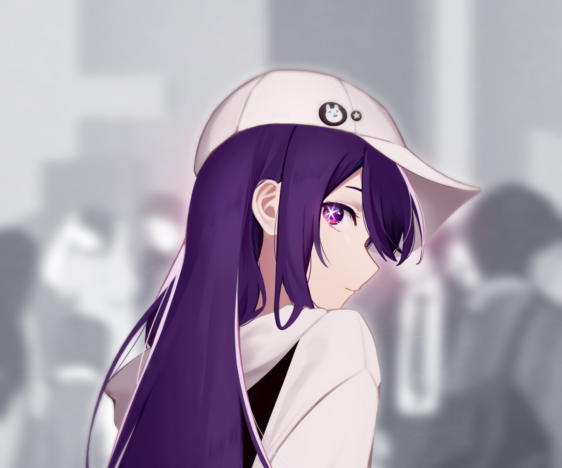 Anime HD PC wallpaper featuring Ai Hoshino from Oshi no Ko, showcasing her with long purple hair and a white cap against a blurred crowd background.