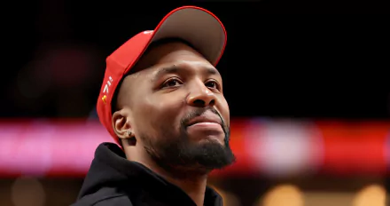 Alt-text: HD desktop wallpaper featuring a smiling man in a red cap and black attire, providing an inspirational background image for sports enthusiasts.