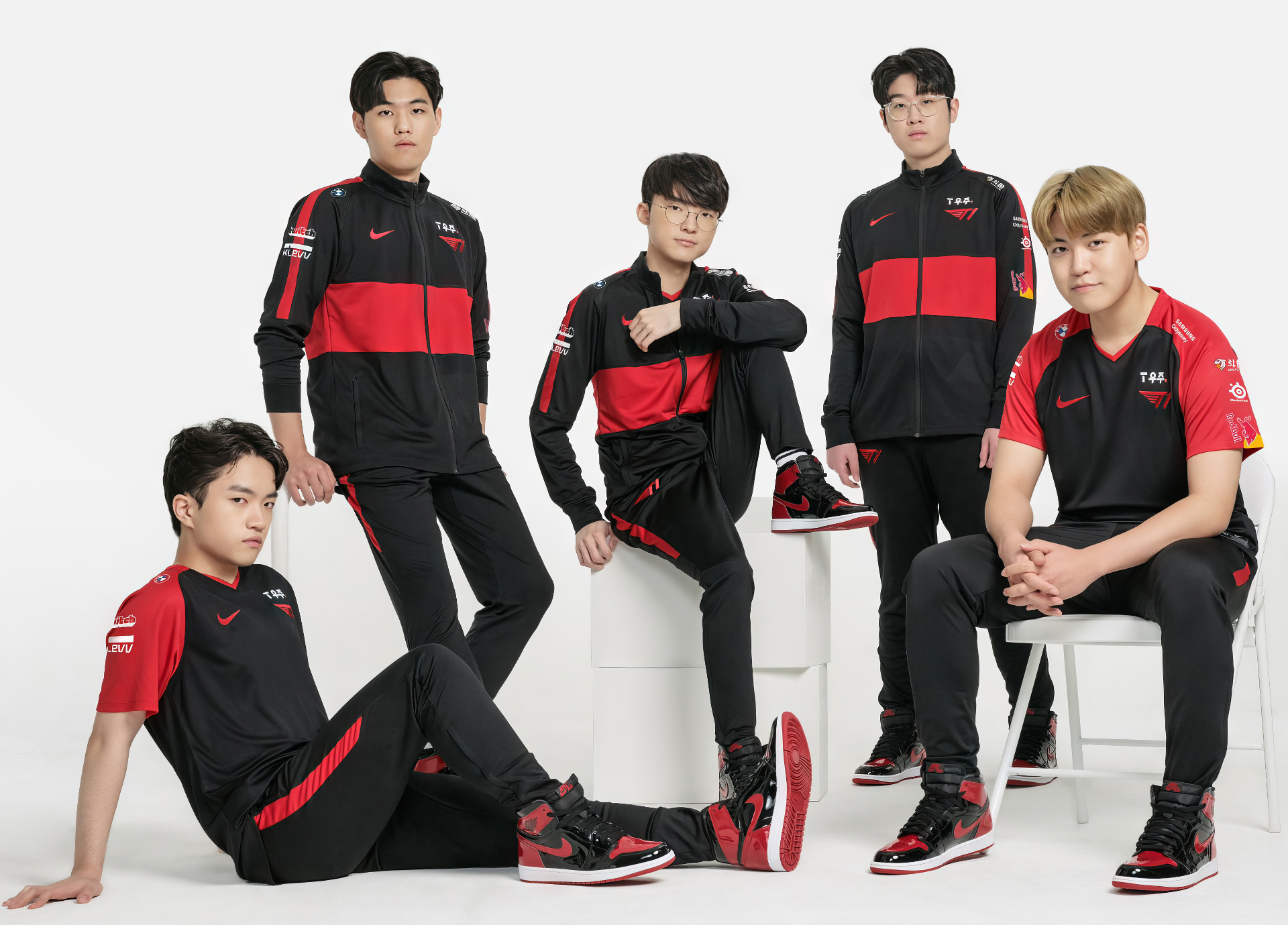 Esports team T1 in uniform posing for a HD desktop wallpaper - featuring pro League of Legends player.