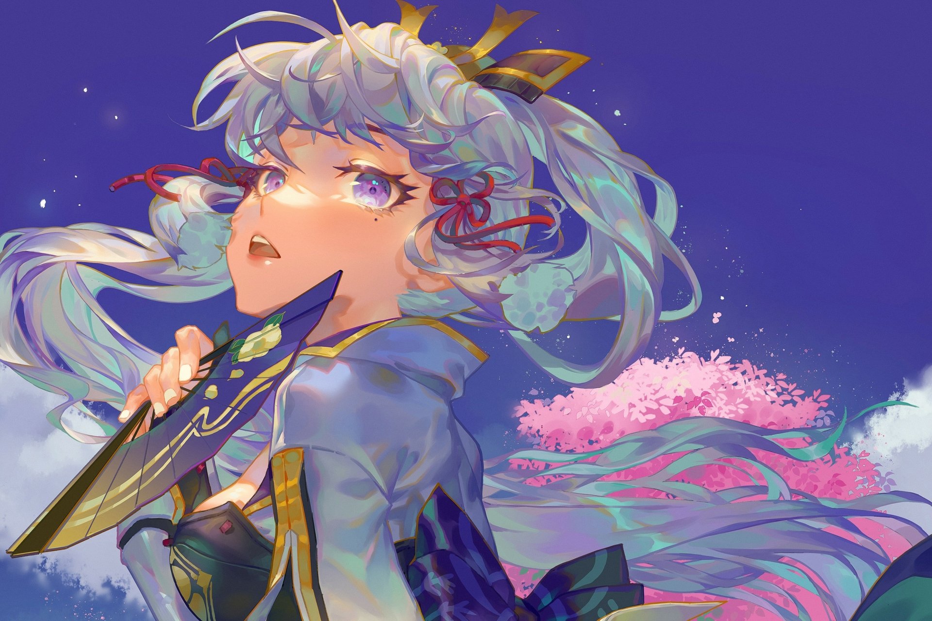 2K Quad HD PC desktop wallpaper of Kamisato Ayaka from Genshin Impact, holding a fan against a moonlit purple sky with cherry blossoms and flowing pale-blue hair.