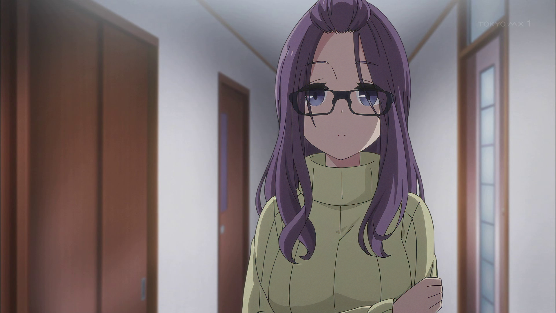 HD wallpaper featuring Sakura Kagamihara from the anime Laid-Back Camp, poised in a room with a thoughtful expression.