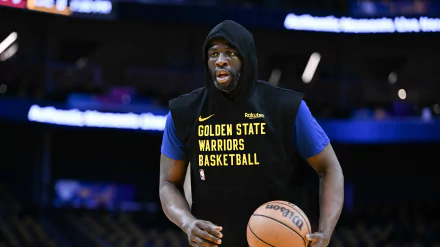 Golden State Warriors player in action on the court, HD basketball desktop wallpaper.
