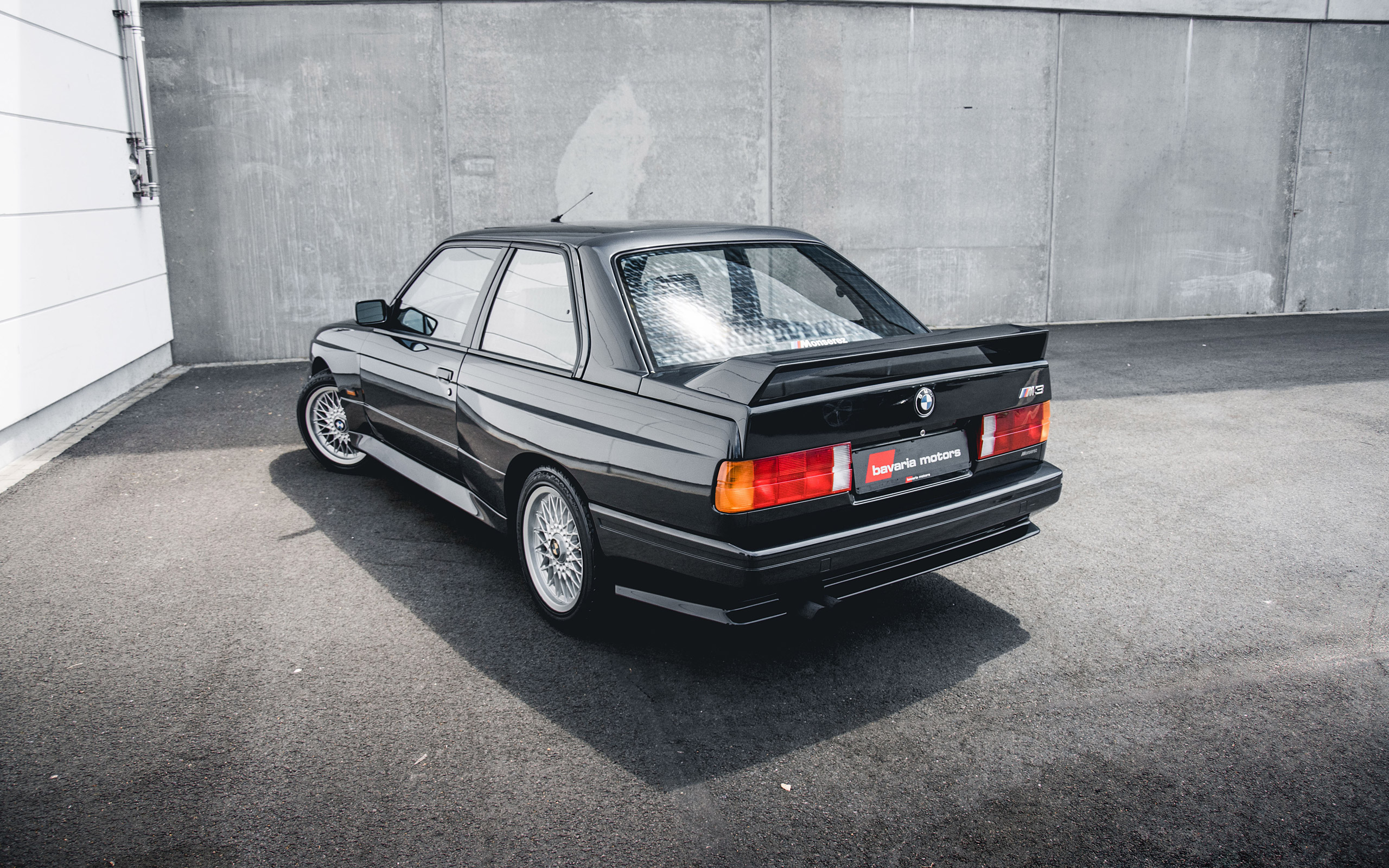 Stunning BMW E30 M3 HD Wallpaper for Car Enthusiasts