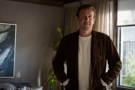 A still from the TV show Shrinking featuring Jason Segel, portraying a relaxed moment indoors with a modern aesthetic. 4K Ultra HD desktop wallpaper.