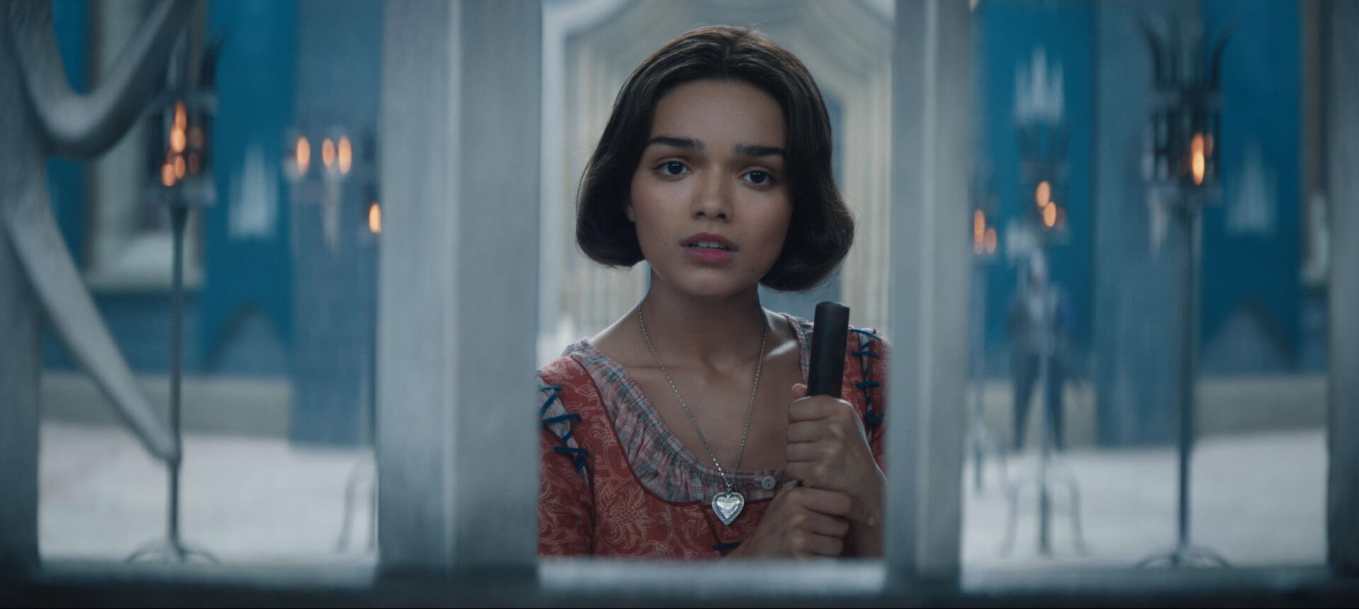 Rachel Zegler portrays Snow White in this HD desktop wallpaper from the 2025 film, capturing an expressive moment as she holds a dagger, framed by a mysterious setting.