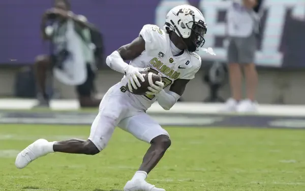 Travis Hunter of the Colorado Buffaloes makes a dynamic play on the field, showcasing his athleticism in this vibrant 4K Ultra HD wallpaper.