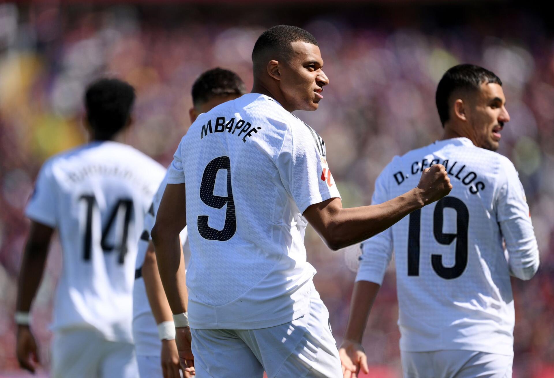 4K Ultra HD wallpaper featuring soccer players from Real Madrid C.F., prominently showcasing Kylian Mbappé in action during a match.