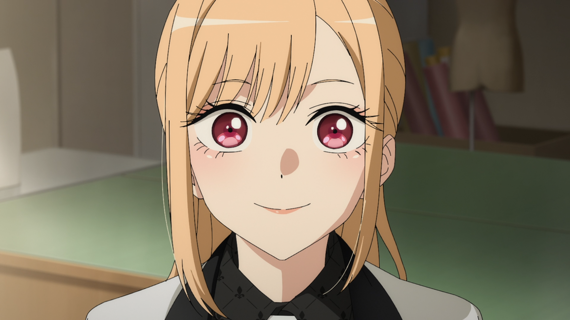 HD anime wallpaper featuring Marin Kitagawa from My Dress-Up Darling smiling gently with warm, expressive eyes in a softly lit indoor setting.