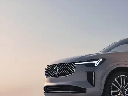 A close-up view of a Volvo XC90 Facelift against a soft, gradient background, showcasing its sleek design and modern features in vibrant 4K Ultra HD detail.