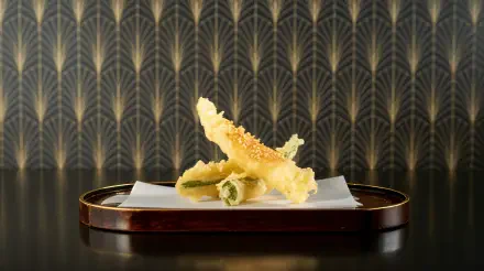 4K Ultra HD PC desktop wallpaper showing golden tempura on a lacquer tray against an art-deco patterned background.