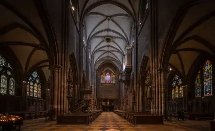 4K Ultra HD PC wallpaper: interior of a German Gothic church showcasing vaulted arches, stained-glass windows and ornate Gothic architecture and interior design.