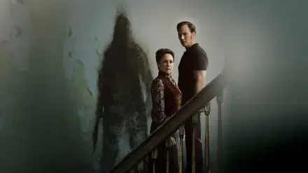 The Conjuring: Last Rites 4K Ultra HD PC desktop wallpaper and background — a couple on a dim staircase while a tall, shadowy apparition looms on the wall.