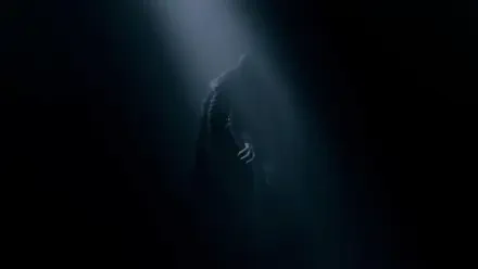 Nosferatu (2024) 4K Ultra HD PC desktop wallpaper: shadowy vampire figure in a cold spotlight, pale hand clutching a cloak amid deep blue-black fog.