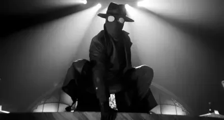 Black-and-white 2K Quad HD PC desktop wallpaper of Spider-Man Noir (2026 TV show): trench-coated, fedora-clad Spider-Man crouches on a rooftop with glowing goggles and dramatic backlight.