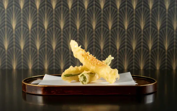 4K Ultra HD PC desktop wallpaper showing golden tempura on a lacquer tray against an art-deco patterned background.