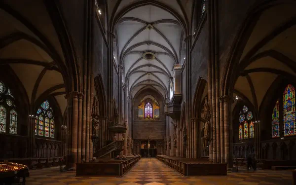4K Ultra HD PC wallpaper: interior of a German Gothic church showcasing vaulted arches, stained-glass windows and ornate Gothic architecture and interior design.