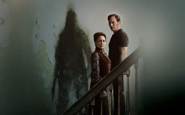 The Conjuring: Last Rites 4K Ultra HD PC desktop wallpaper and background — a couple on a dim staircase while a tall, shadowy apparition looms on the wall.