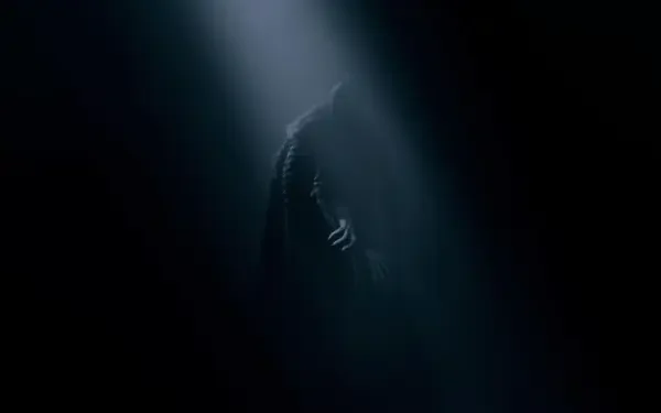 Nosferatu (2024) 4K Ultra HD PC desktop wallpaper: shadowy vampire figure in a cold spotlight, pale hand clutching a cloak amid deep blue-black fog.