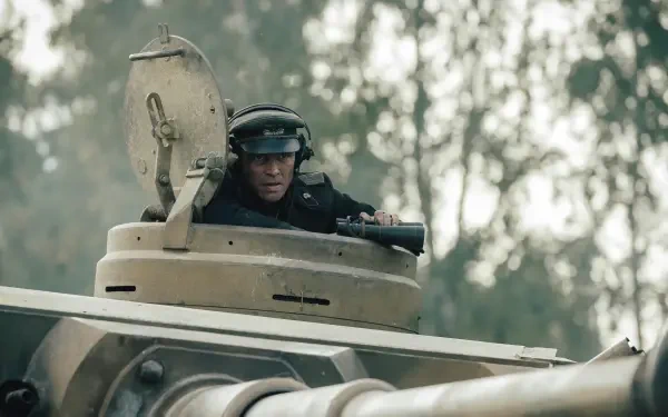 4K Ultra HD PC desktop wallpaper from the movie Der Tiger: a soldier peering from a Tiger tank turret amid a blurred forest background.