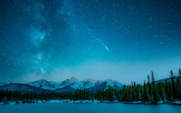 4K Ultra HD PC desktop wallpaper: a starry sky with a bright comet streaking over snow-capped mountains and a dense forest reflected in a still lake.