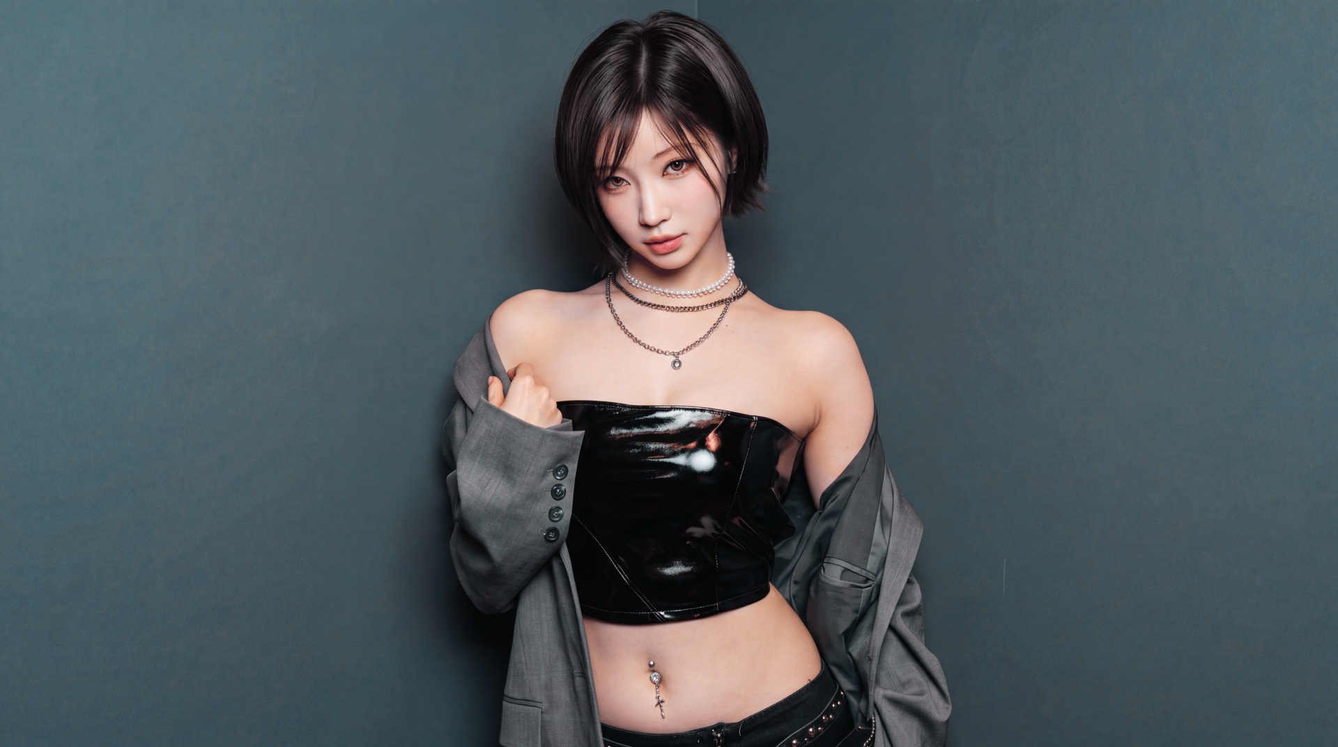 5K Ultra HD PC desktop wallpaper: portrait of a woman in k-pop–idol–inspired styling—shiny black tube top, layered necklaces and open jacket against a muted gray backdrop.