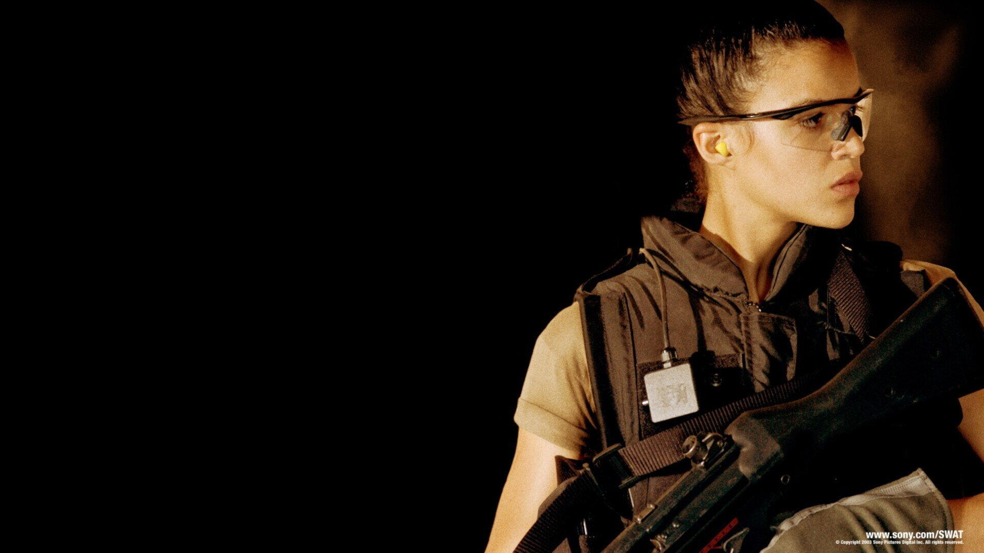 S.W.A.T. (2003) HD PC desktop wallpaper: woman in tactical SWAT gear and goggles holding a rifle against a dark, shadowed background.