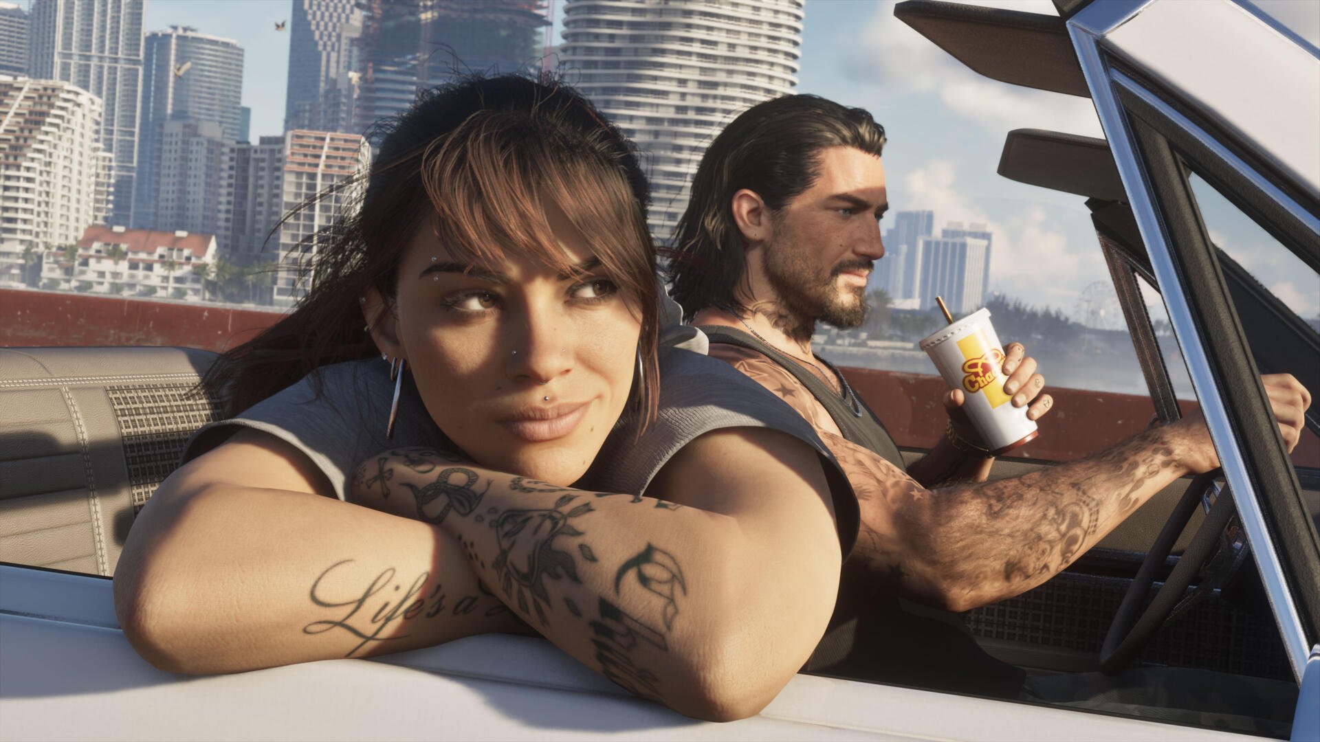 4K Ultra HD Grand Theft Auto VI / Vice City wallpaper: Lucia lounges on a car door while Jason drives past a neon skyline, tattooed arms and city high-rises in the background.