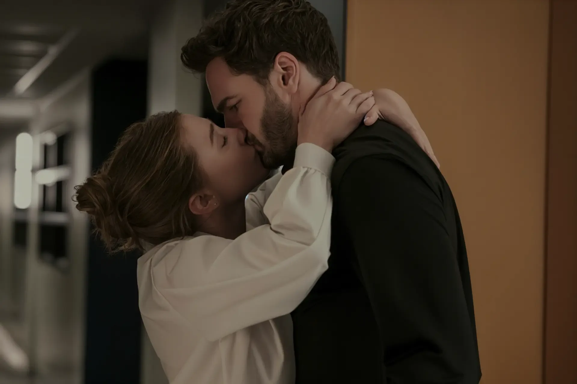 4K Ultra HD PC desktop wallpaper: couple sharing a tender kiss from The Love Hypothesis, a close, romantic embrace.