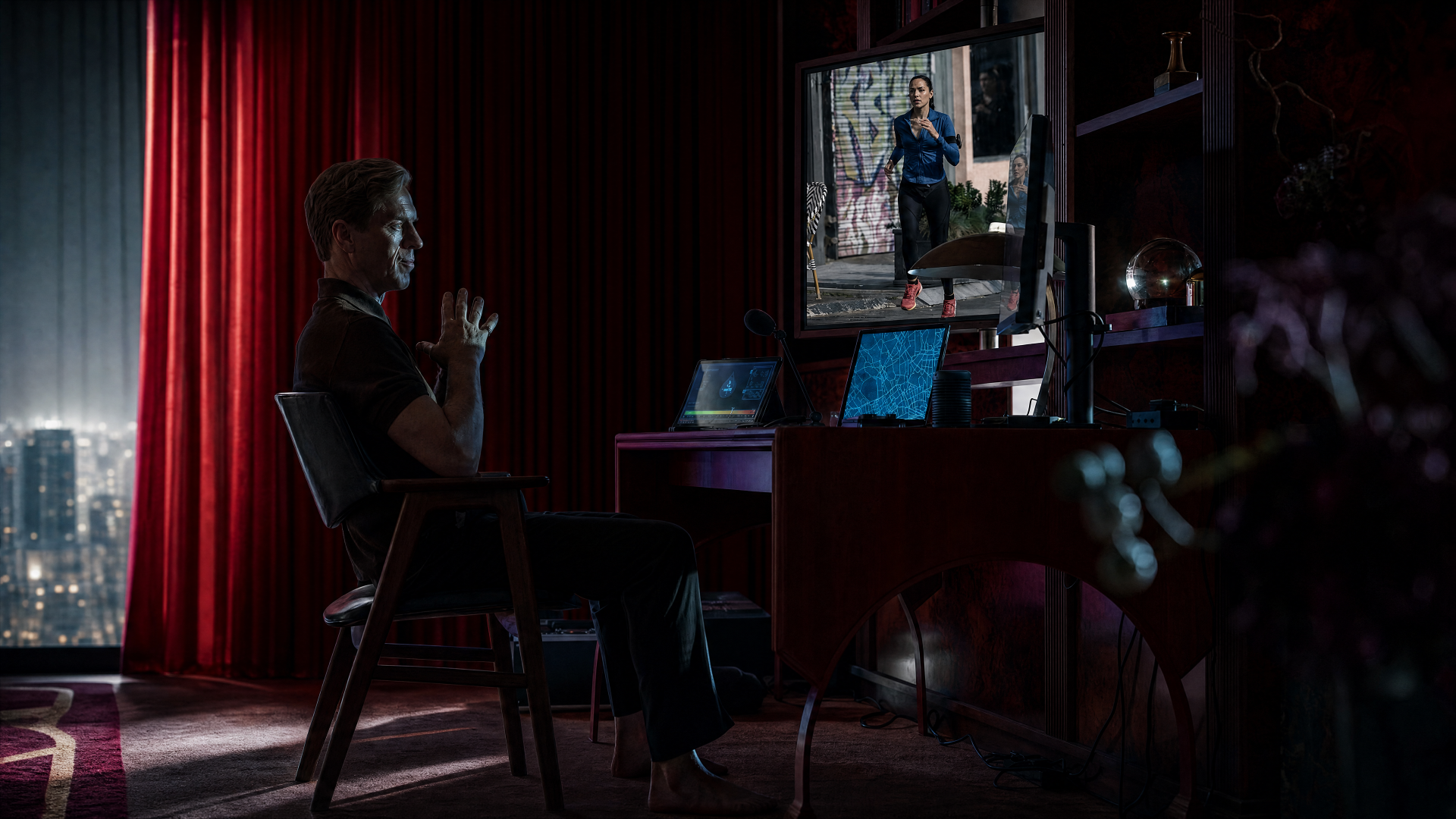 4K Ultra HD PC desktop wallpaper: an actress sits at a desk in a dim, red-lit room, watching a monitor displaying a scene from the film The Runner.