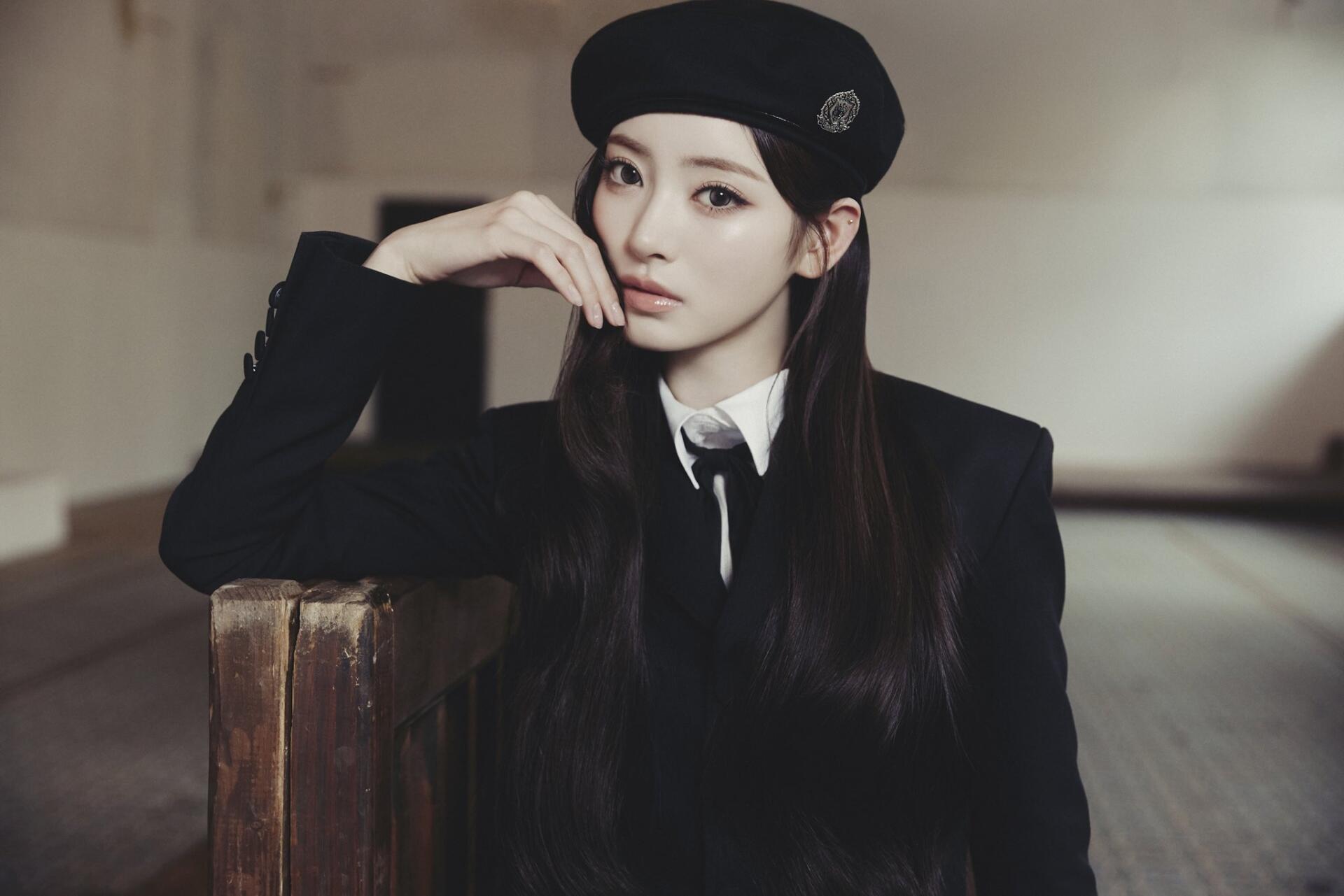 MEOVV member in a black beret and tailored suit, striking a poised fashion portrait for a GO HARD HD desktop wallpaper.