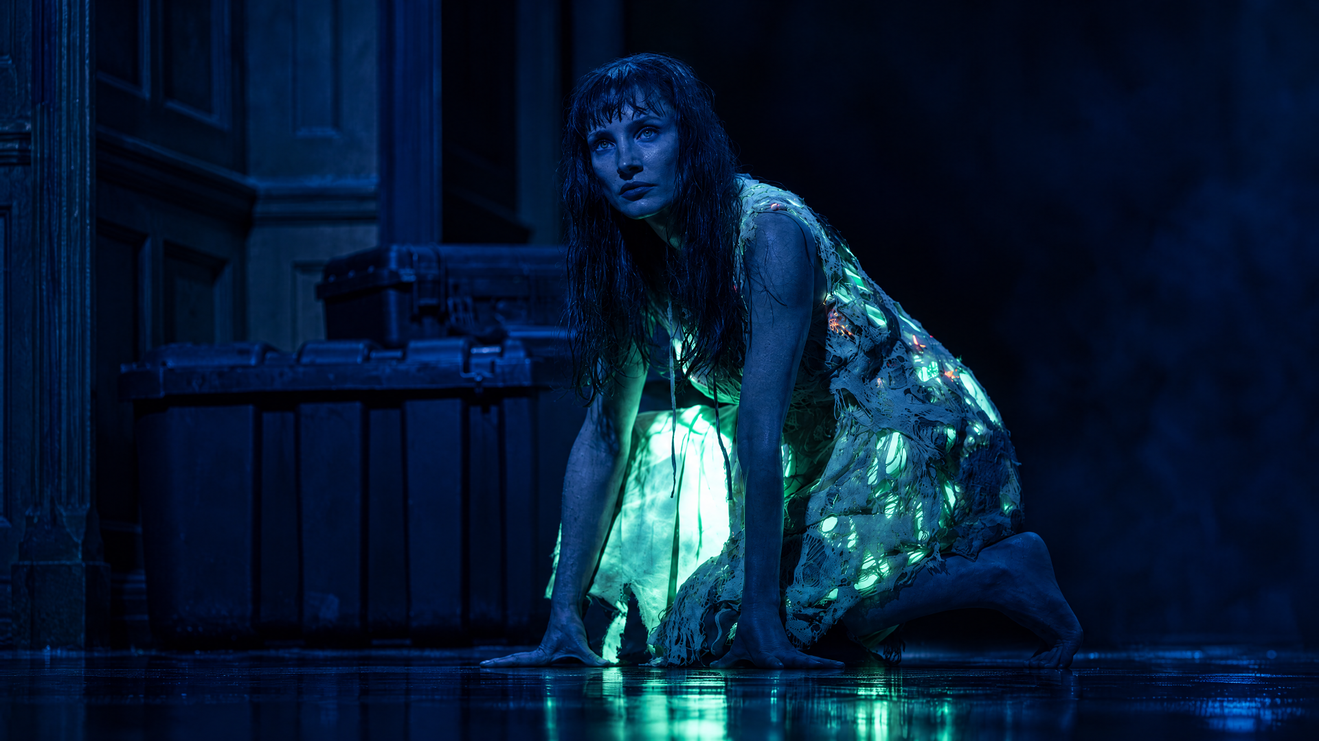 Other Mommy in a shimmering costume crouches on a blue-lit theater stage, 4K Ultra HD PC desktop wallpaper and background.