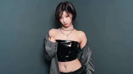 5K Ultra HD PC desktop wallpaper: portrait of a woman in k-pop–idol–inspired styling—shiny black tube top, layered necklaces and open jacket against a muted gray backdrop.