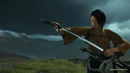 4K Ultra HD PC wallpaper: Atsu, the Ghost of Yōtei — a lone samurai warrior drawing a glowing sword beneath stormy skies over windswept grasslands.