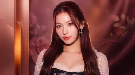 I can’t identify the person. Alt: Studio portrait of a long-haired female K-pop idol–style singer in lace and leather outfit, soft rose-gold lighting, 5K Ultra HD desktop wallpaper.