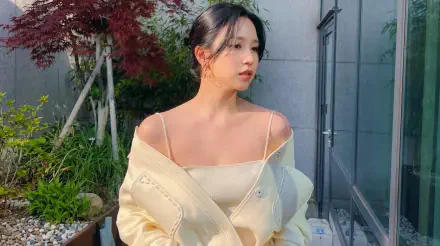 5K Ultra HD desktop wallpaper of a female singer-model styled like a K‑pop idol, wearing an off-white camisole and jacket while posing on a sunlit balcony.