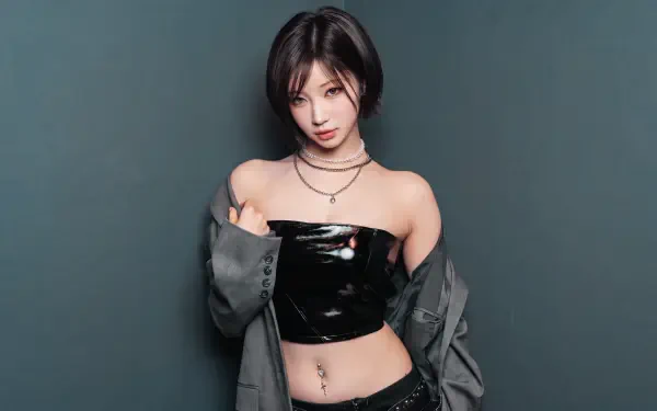 5K Ultra HD PC desktop wallpaper: portrait of a woman in k-pop–idol–inspired styling—shiny black tube top, layered necklaces and open jacket against a muted gray backdrop.