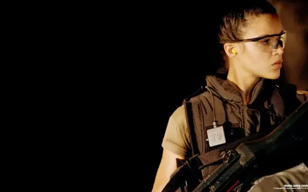 S.W.A.T. (2003) HD PC desktop wallpaper: woman in tactical SWAT gear and goggles holding a rifle against a dark, shadowed background.