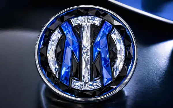4K Ultra HD PC desktop wallpaper/background featuring the Inter Milan logo as a faceted blue and silver crystal emblem on a glossy dark surface.