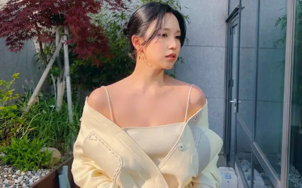 5K Ultra HD desktop wallpaper of a female singer-model styled like a K‑pop idol, wearing an off-white camisole and jacket while posing on a sunlit balcony.