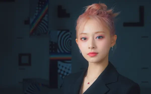 5K Ultra HD wallpaper: close-up portrait of a young woman with pink hair in a black blazer against a dark geometric background, K-pop–styled Taiwanese aesthetic.