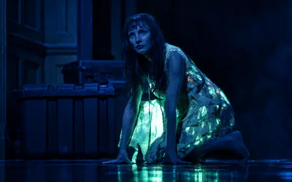 Other Mommy in a shimmering costume crouches on a blue-lit theater stage, 4K Ultra HD PC desktop wallpaper and background.