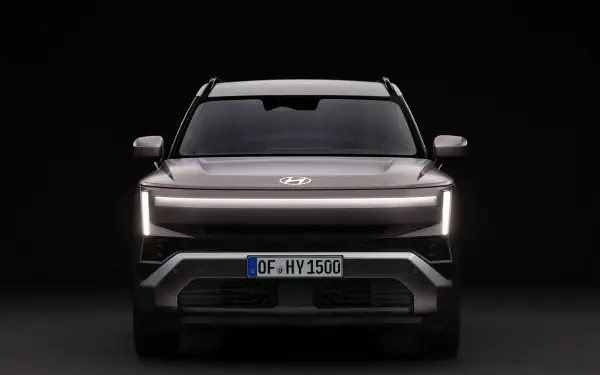 Front view of a Hyundai Tucson electric car against a black backdrop, featured in an 8K Ultra HD PC desktop wallpaper and background.