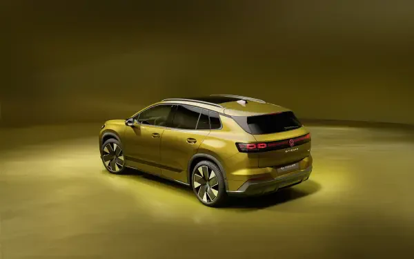 Volkswagen ID. Tiguan electric SUV in a golden studio scene, shown in a 4K Ultra HD desktop wallpaper background.