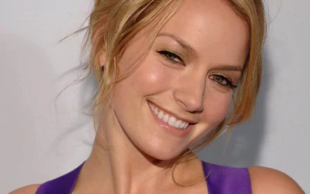 HD PC desktop wallpaper featuring a close-up of celebrity Becki Newton smiling against a neutral background.