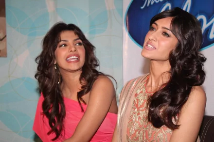 5K Ultra HD PC wallpaper of two Indian Bollywood actresses/models with long black hair, smiling together at a publicity event