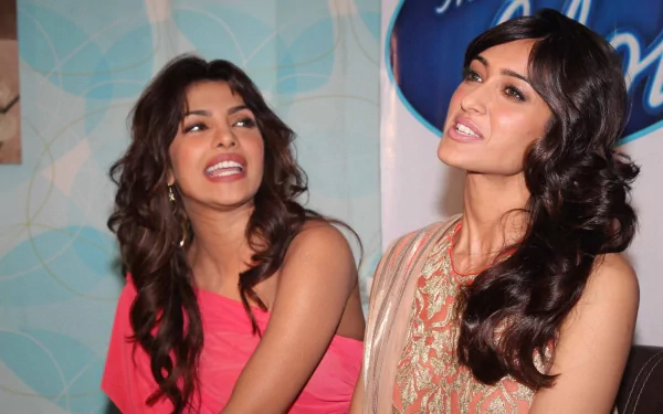 5K Ultra HD PC wallpaper of two Indian Bollywood actresses/models with long black hair, smiling together at a publicity event