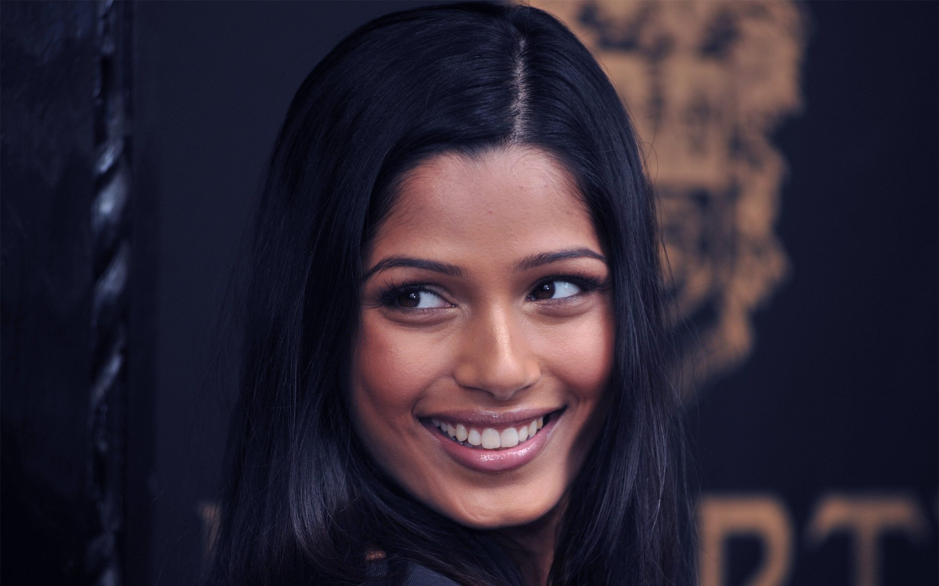 Download Celebrity Freida Pinto HD Wallpaper